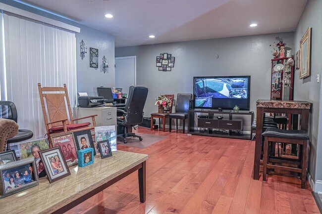 Foto del edificio - 3403 Seward Ave