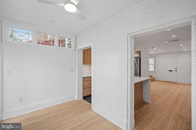 Foto del edificio - 2028 Tunlaw Rd NW