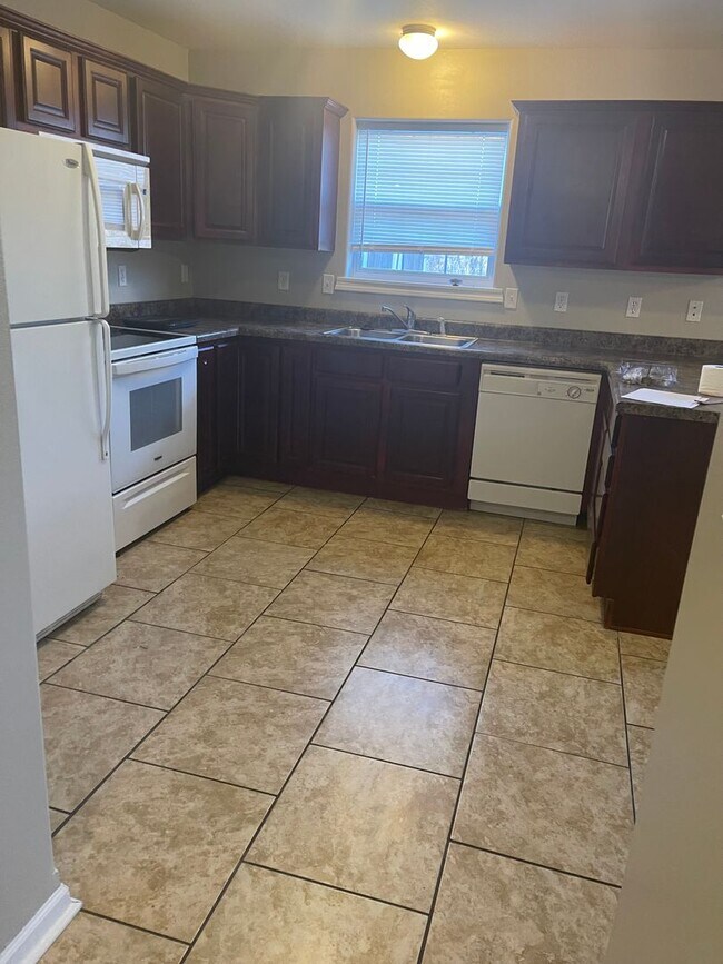 Foto del edificio - 16311 A&amp;B Holy Cross