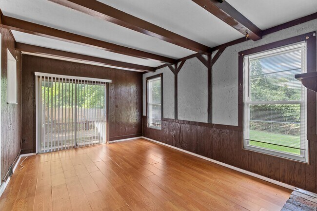Building Photo - 2025 Thunderbird Ave