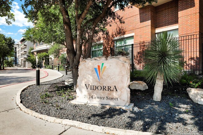 Foto del edificio - BEAUTIFUL 2-BEDROOM, 2-BATHROOM DOWNTOWN CONDO WITH GREAT AMENITIES