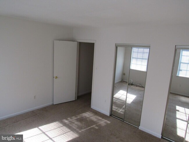 Building Photo - 9061 Pickwick Village Terrace
