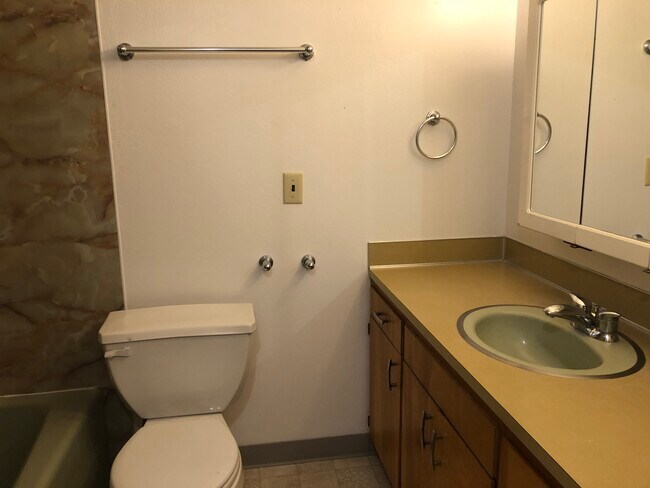 Building Photo - 450 NW Larry St