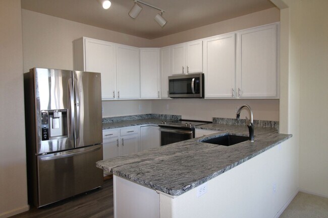 Foto del edificio - Updated 3bed/2.5bath/2car garage across fr...