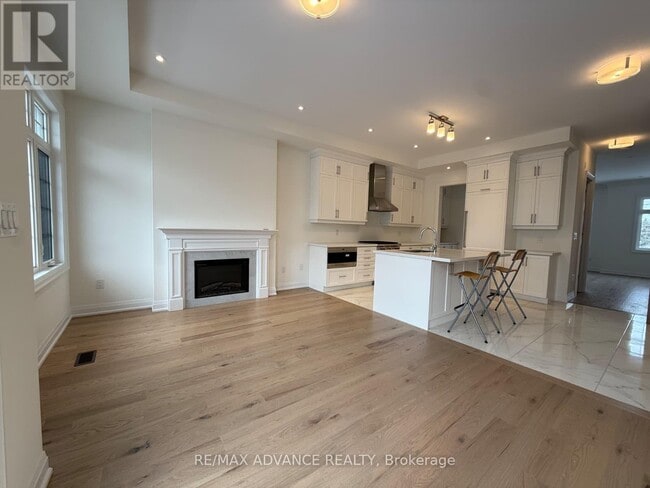 Photo du bâtiment - 4201 Major MacKenzie Dr.