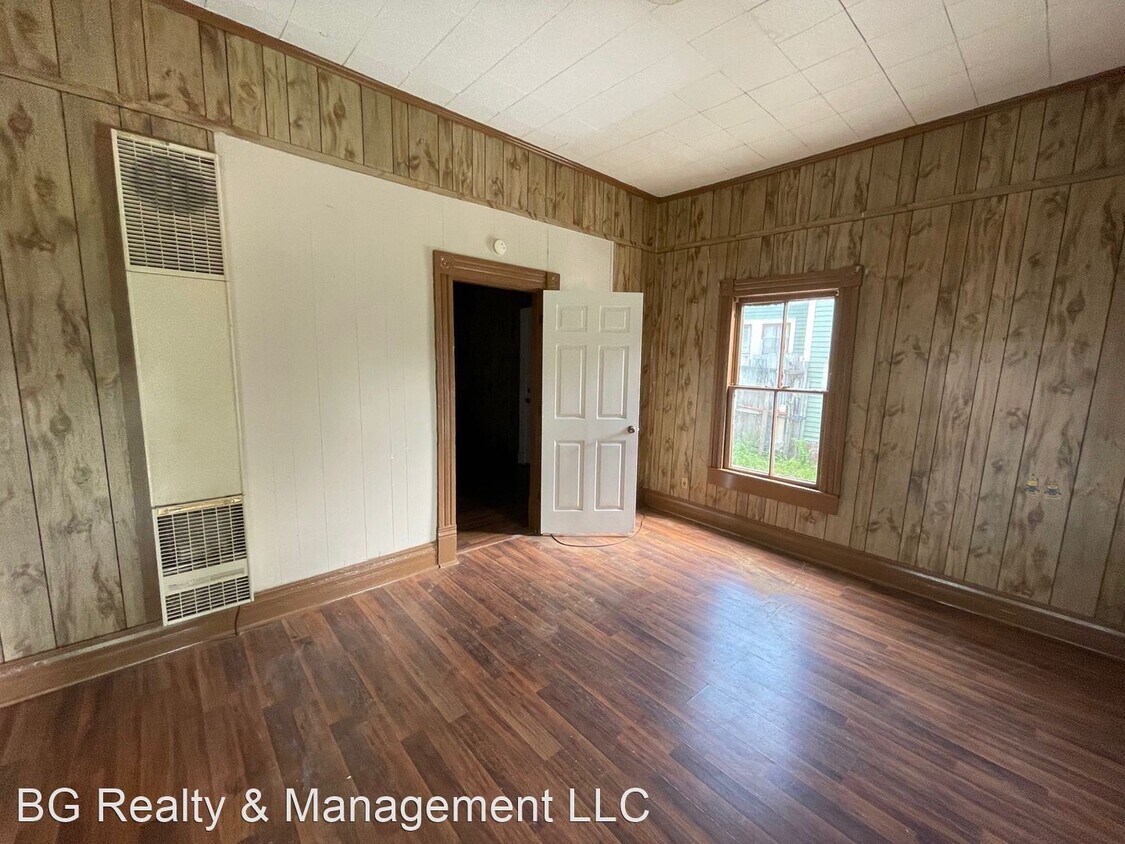Building Photo - 702 SE Evangeline Thruway