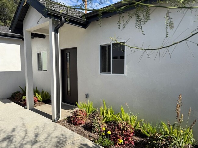 Building Photo - 1072 N Vinedo Ave