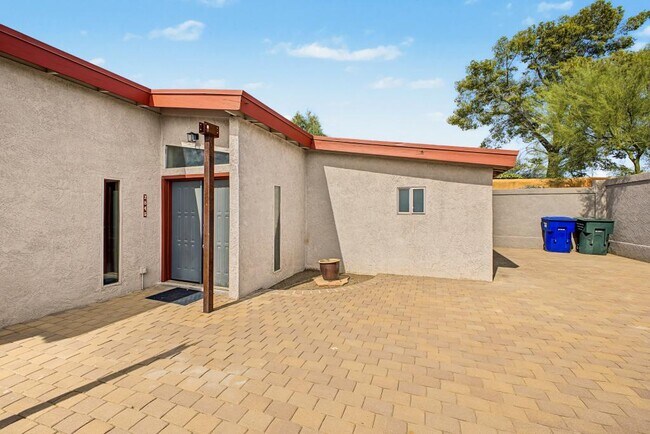 Building Photo - 2845 N Silver Spur Dr