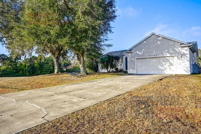 Building Photo - 4407 N Chamberlain Blvd