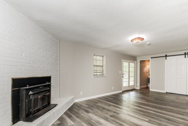 Building Photo - 4361 Hillcrest Dr