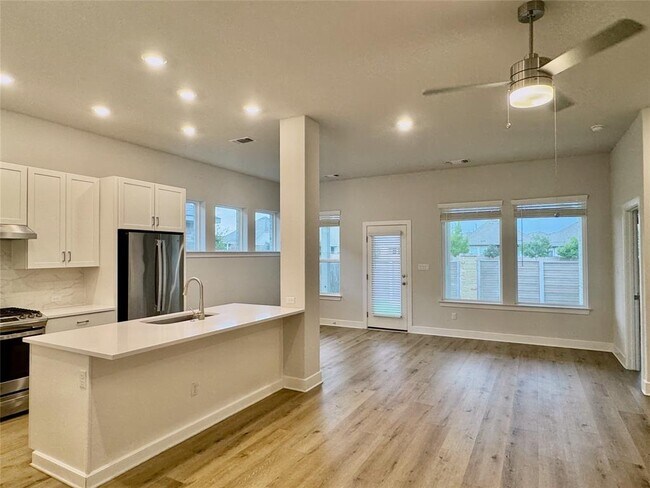 Foto del edificio - 509 Three Feathers Ct