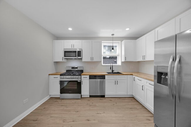 Building Photo - 6807 S Paulina St