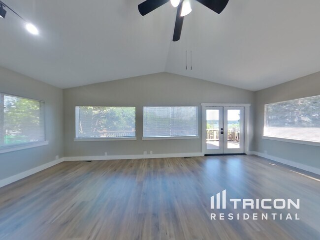 Foto del edificio - 5555 Madrona Ave NE