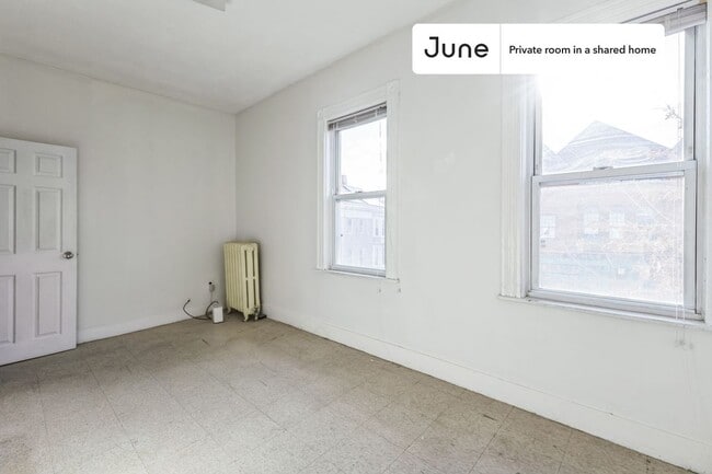 Building Photo - Room in Shared 5 bed/1 bath home