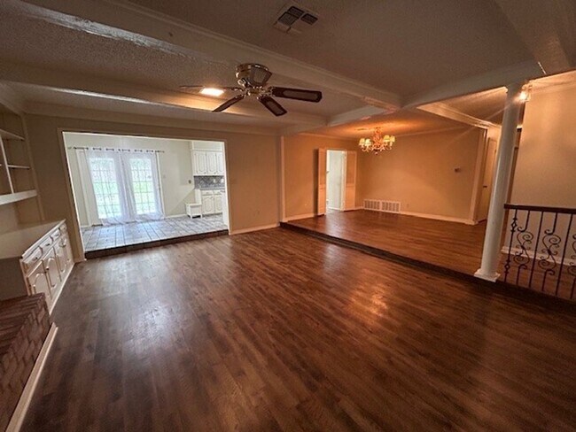 Foto del edificio - Spacious Midway ISD Home