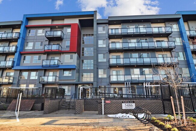 Photo du bâtiment - 2 Bed, 2 Bath Condo for Rent in Langley!