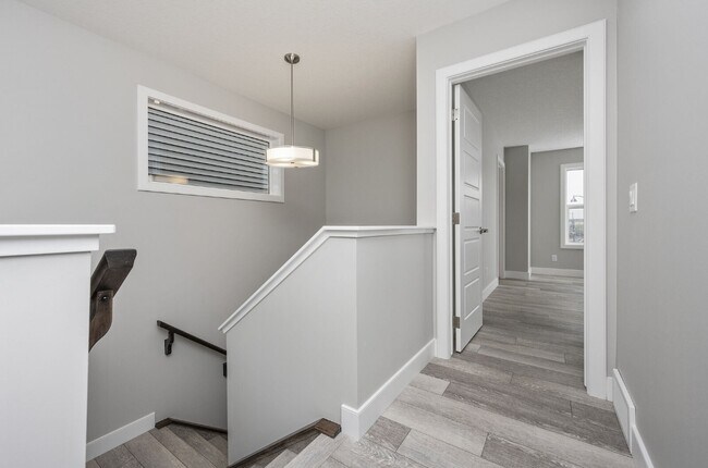 Upper floor - 49 Homestead Cres NE