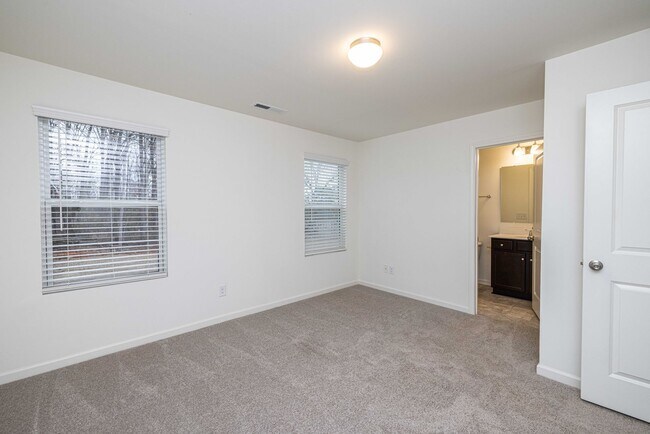 Foto del edificio - Charming 3-Bedroom End Unit Townhome Near Jack Alexander Blvd - MOVE IN SPECIAL