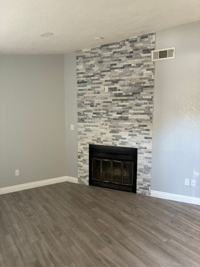 Foto del edificio - 1 Bedroom Condo with Fireplace, Private Patio, Pool Access & Washer/Dryer Included