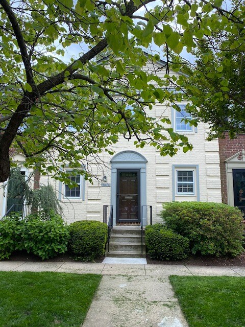 Building Photo - 4870 Chevy Chase Dr