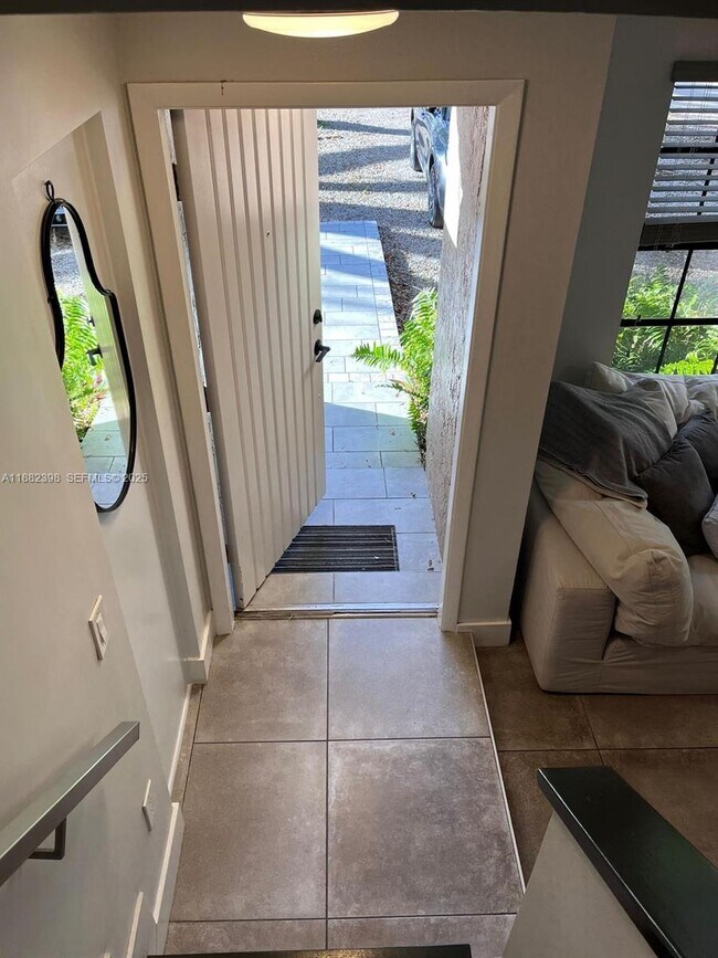 Foto del edificio - 2565 NE 182nd St