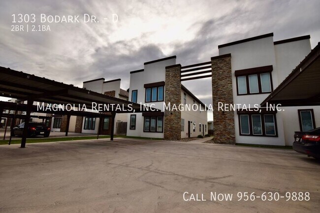 Building Photo - West Oaks- 2bd/2.5/ba Townhome