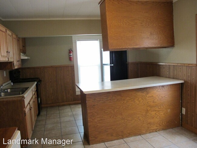 Building Photo - 8 br, 3 bath House - 326 E. Walnut Street