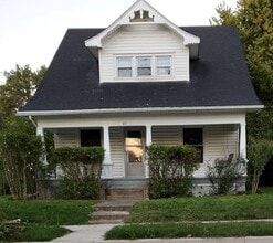 Building Photo - 211 N Walnut St