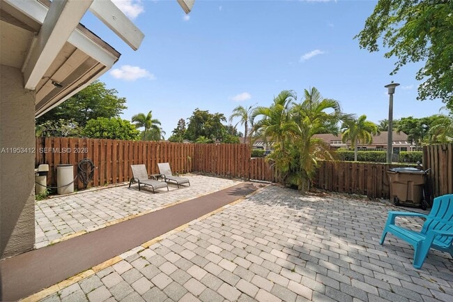 Foto del edificio - 4949 E Lakes Dr