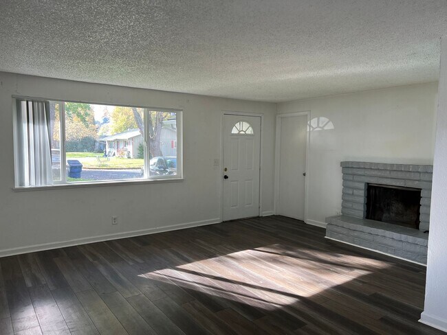 Foto del edificio - 2 bedroom 1 bathroom duplex with garage!