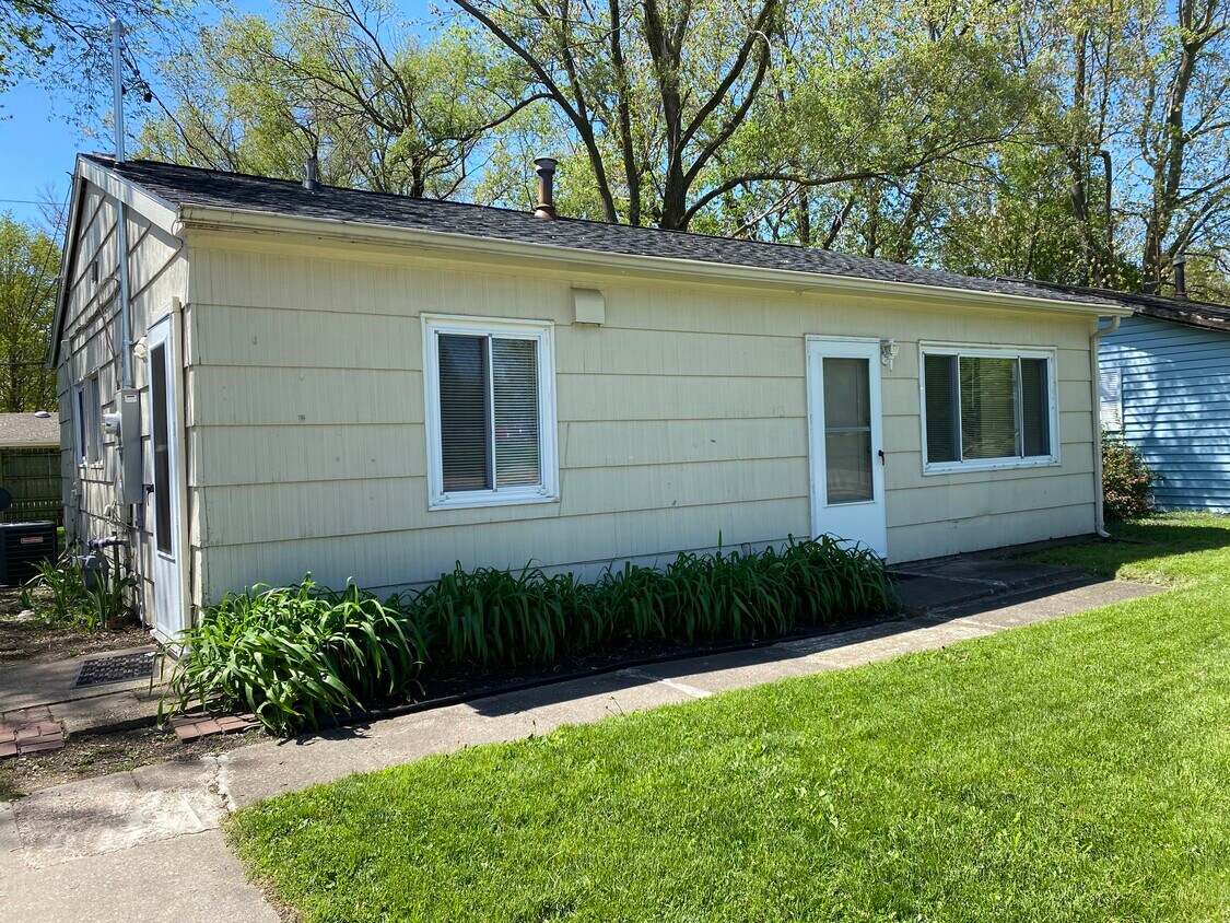 Primary Photo - 2113 W Kirby Ave