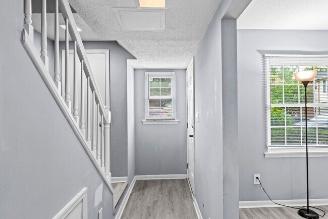 Building Photo - "Charming 2-Bed Condo in Greensboro with S...