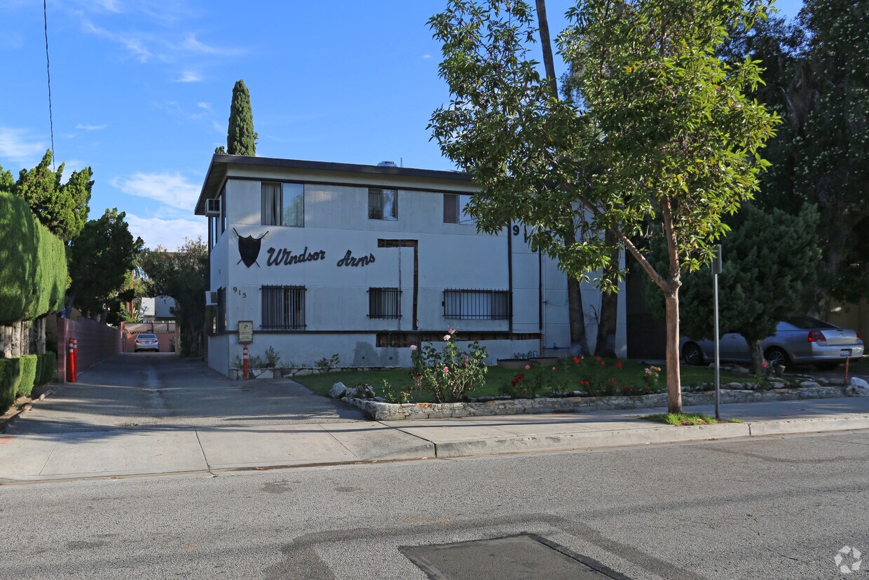 Primary Photo - 915 E Windsor Rd