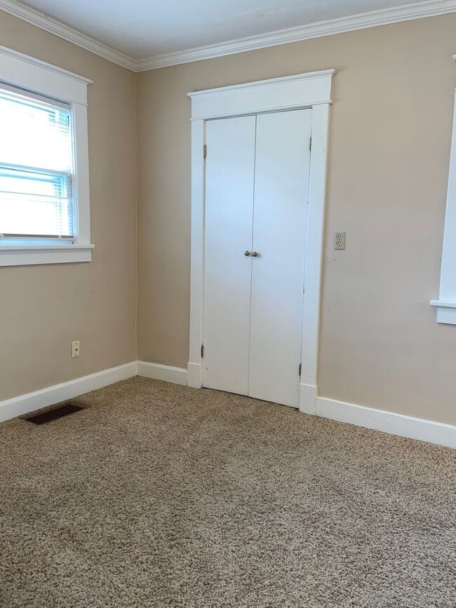 Building Photo - Gorgeous 3 bedroom, 2 bath remodel in Inde...