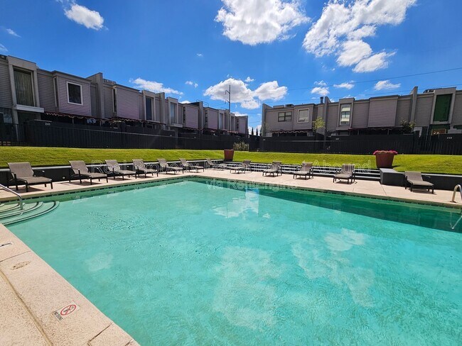 Foto del edificio - 410 W 7th St