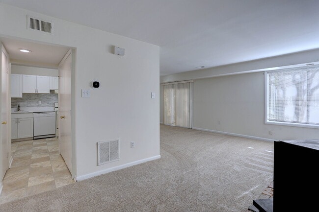 Building Photo - 3BD, 1.5BA - Beautifully Remodeled Townhome in Columbia