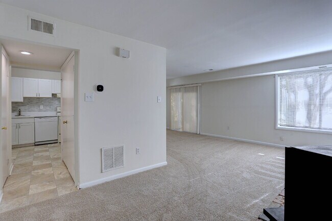 Foto del edificio - 3BD, 1.5BA - Beautifully Remodeled Townhome in Columbia