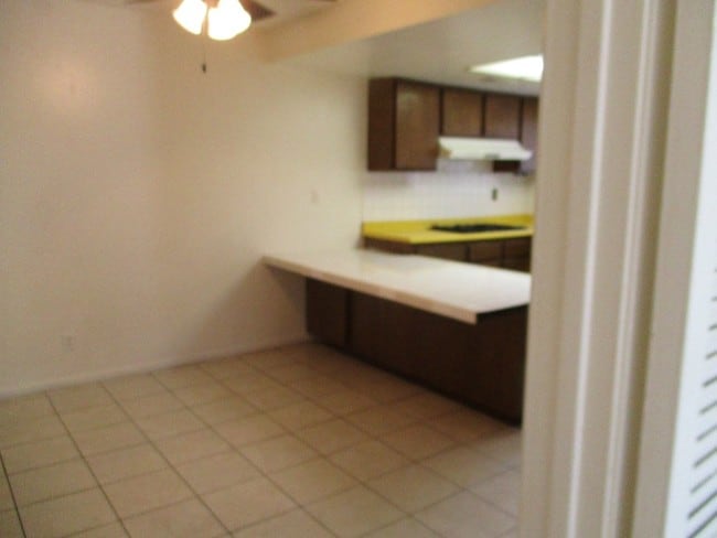 Building Photo - 3 br, 2 bath Apartment - 2852 E KAREN AVE #1