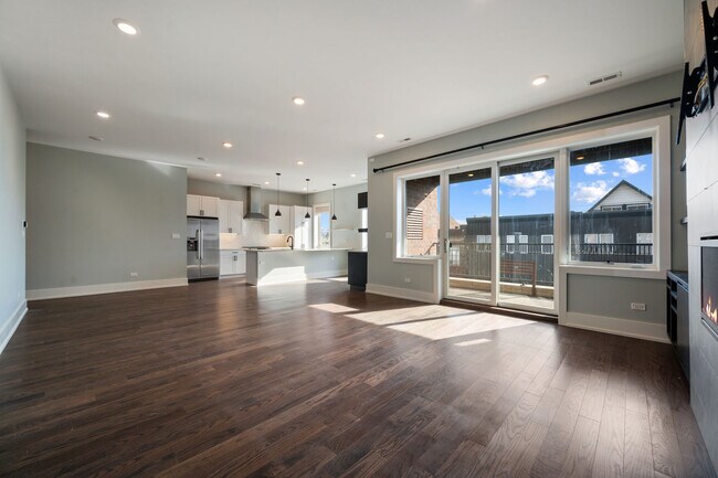 Building Photo - 3016 W Belmont Ave