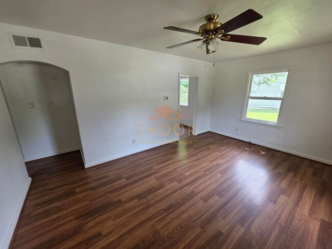 Building Photo - Cute 2 Bedroom Home Close to Downtown