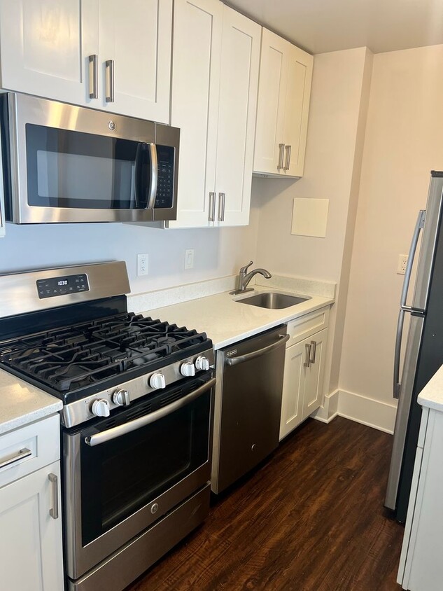 Foto principal - Updated & Modern One-Bedroom in Fairlawn! ...