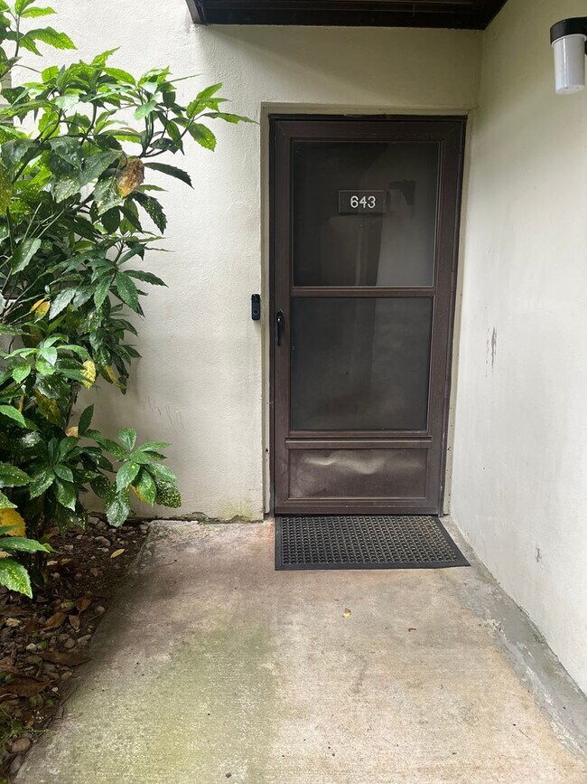 Building Photo - North Raleigh Move-In Ready Condo, On Grou...