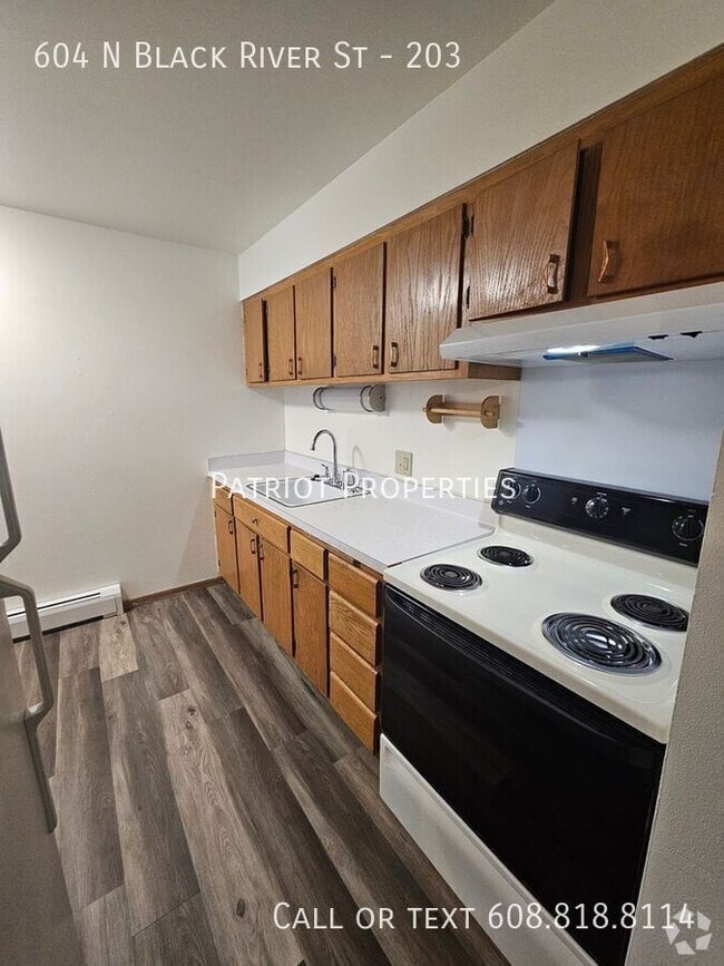 Building Photo - 604 N Black River St