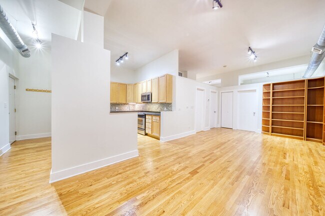 Building Photo - 4751 N Artesian Ave
