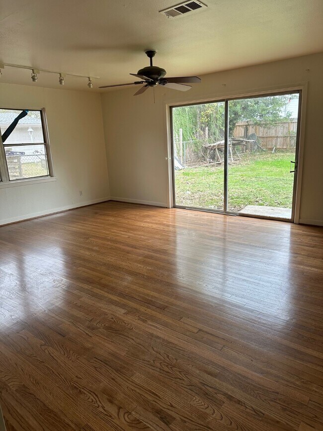 Foto del edificio - 1914 Westcrest Dr