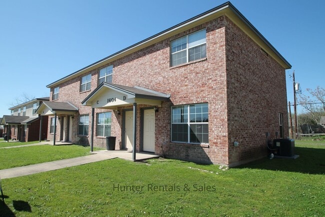 Building Photo - Heights Townhome