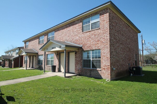 Foto del edificio - Heights Townhome