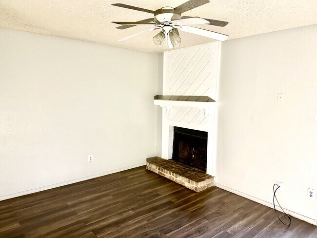 Building Photo - 933 NW Summercrest Blvd