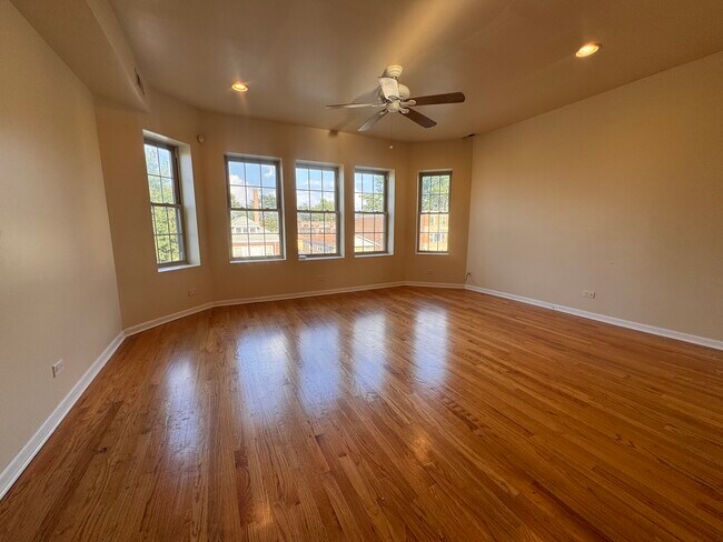 Foto del edificio - 6204 S Claremont Ave