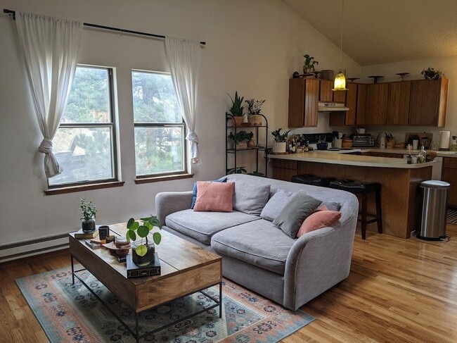 Building Photo - Great Location and Great Neighbors!!
